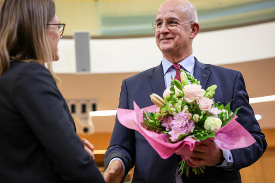 Dr. Wolf erhält einen Blumenstrauß