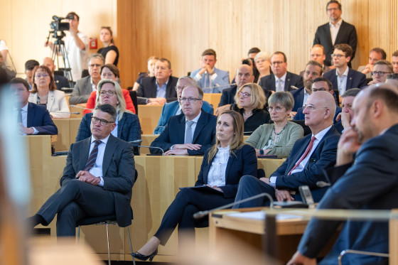 Abgeordnete im Plenarsaal bei der Gedenkstunde