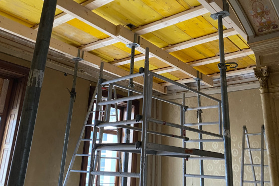 Schlossbaustelle mit Baugerüst