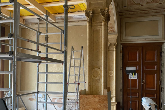 Schlossbaustelle mit Baugerüst