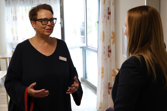 Zwei Frauen im Gespräch