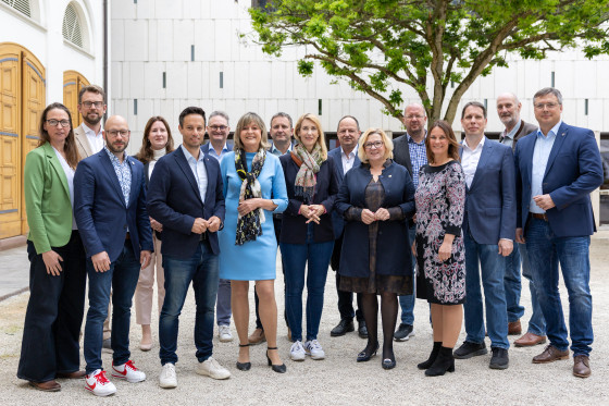 Gruppenfoto Mitglieder Petitionsausschuss im Innenhof