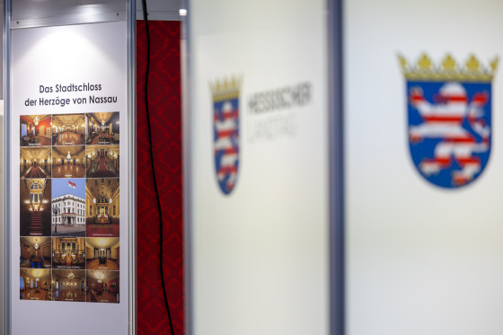 Stellwände mit Logo Hessischer Landtag und Bilder Stadtschloss