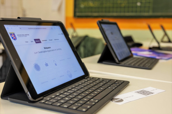 Auf einem Tablet ist die Planspielplattform geöffnet. 