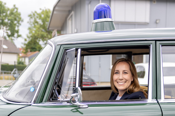 Landtagspräsidentin in Polizeioldtimer