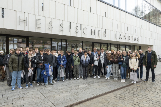 Besuchergruppe vor dem Plenargebäude