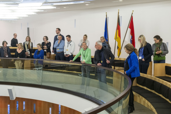 Lehrkräfte im Plenarsaal