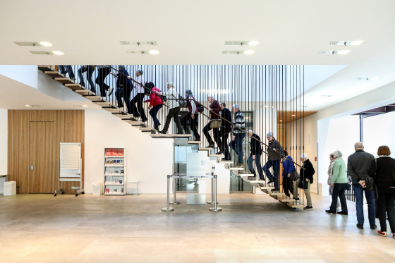 Gruppe auf dem Weg zur Besuchergalerie