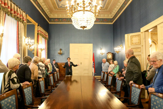 Besuchergruppe im Kabinettszimmer
