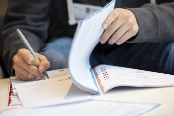 Ein Schüler macht Notizen