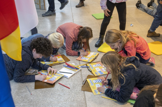 Kinder lösen eine Quizaufgabe