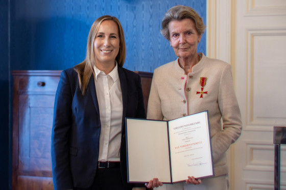Landtagspräsidentin und Felicitas Reusch mit der Urkunde