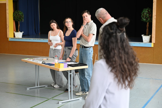 Die Veranstaltungsmoderation im Gespräch mit den Abgeordneten