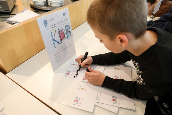 Junge mit Veranstaltungsmaterial