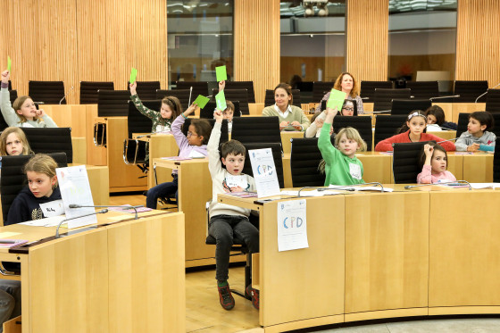 Kinder stimmen im Plenarsaal ab