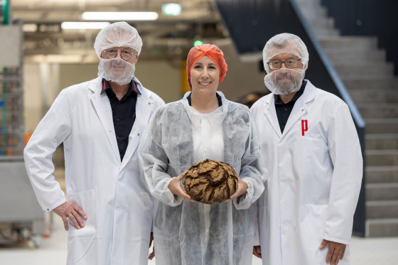 Landtagspräsidentin hält Brotlaib