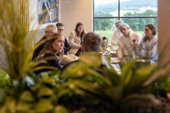Menschen am Tisch im Gespräch