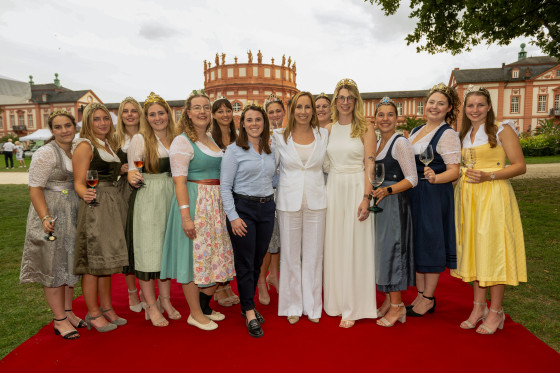 Landtagspräsidentin und Majestäten vor Schloss Biebrich