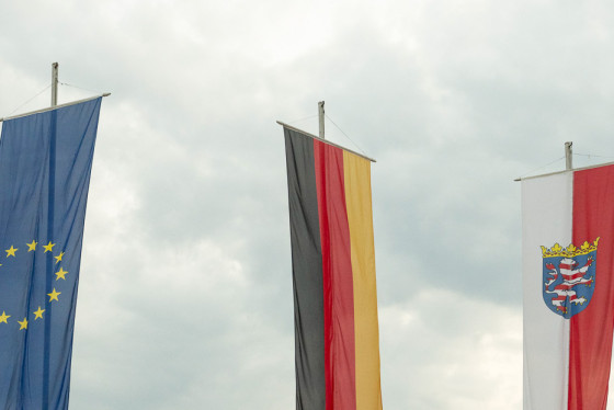 Fahnen vor Schloss Biebrich