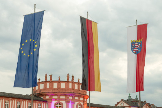 Fahnen vor Schloss Biebrich