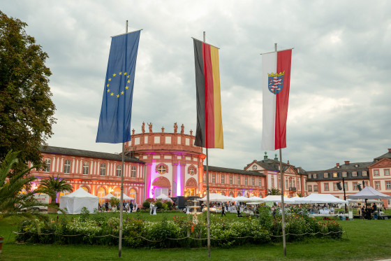 Fahnen vor Schloss Biebrich