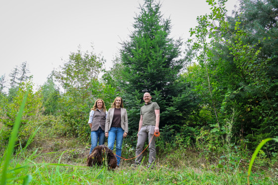 Landtagspräsidentin und Förster im Wald