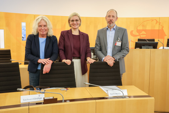 Vorsitzende der EKJ und Sachverständige im Plenarsaal