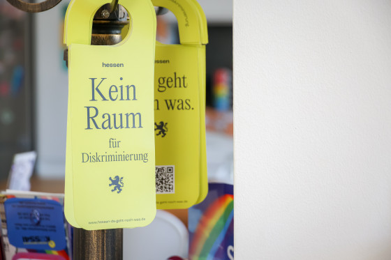 Türanhänger mit Aufschrift Kein Raum für Diskriminierung