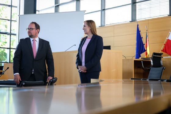 Landtagspräsidentin Astrid Wallmann  und der thüringische Parlamentspräsident Dr. Thadäus König  im Thüringer Plenarsaal