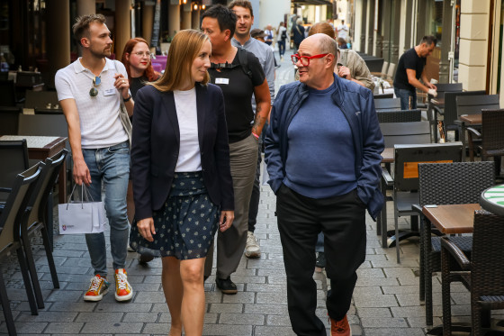 Landtagspräsidentin und Mark Segal laufen durch die Fußgängerzone