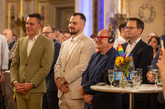 Regenbogenempfang Segal Publikum