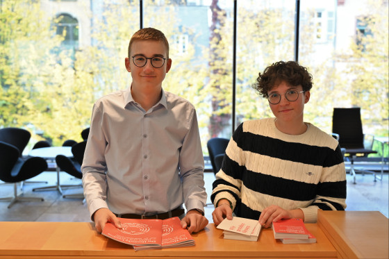 Die neuen FSJ-ler Marius und Charlotte in der Lobby vor dem Plenarsaal
