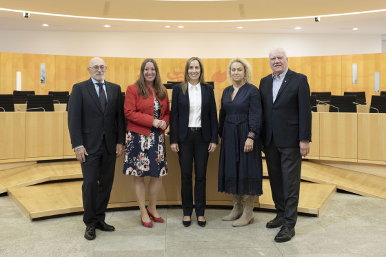 Präsidium im Plenarsaal
