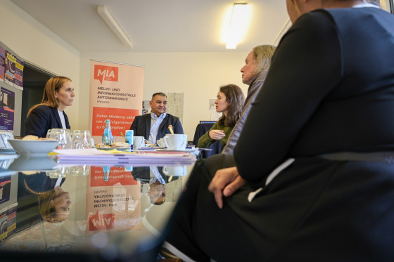 Gesprächsteilnehmer am Tisch