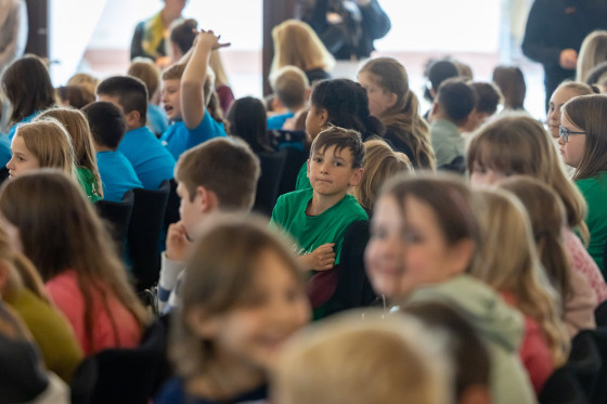 Musiksalische Grundschule Junge grünes Shirt