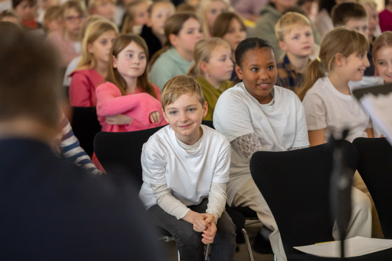 Musiksalische Grundschule Junge weißes Shirt