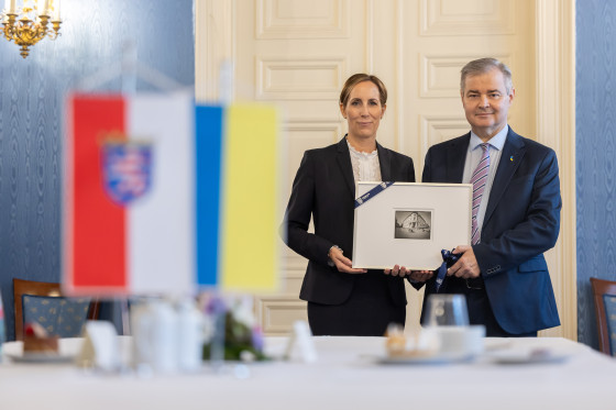 Landtagspräsidentin und Generalkonsul halten Bild