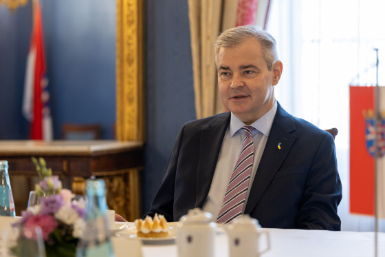 Generalkonsul am Tisch