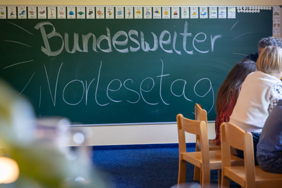 Tafel mit Aufschrift "Bundesweiter Vorlesetag"