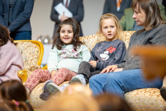 Weihnachtsbaum 2025 Kinder auf Sofa