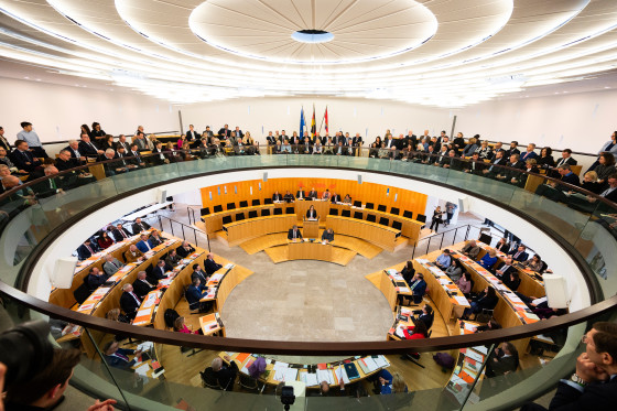 Hessischer Landtag Blick von der Besuchergalerie in den Plenarsaal