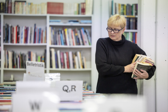 Tag des Ehrenamts Bücherbasar Mitarbeiterin