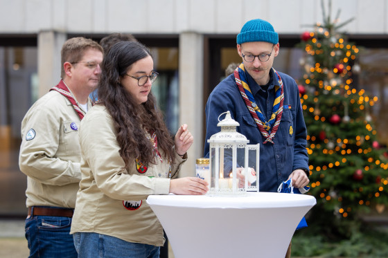 Friedenslicht 2025 Pfadis am Tisch