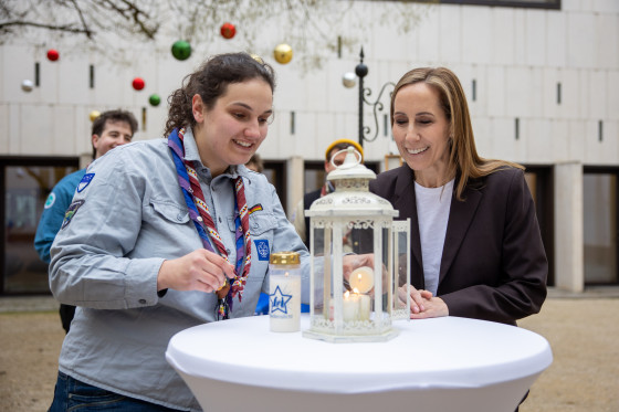 Friedenslicht 2025 Anzünden Kerze