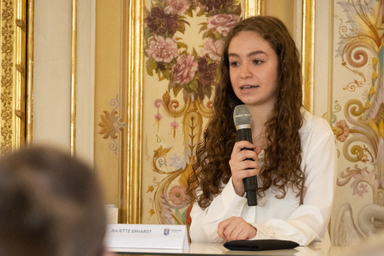 Person spricht in Mikrofon