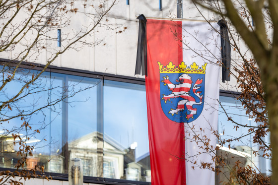 Gedenken für die Opfer des Nationalsozialismus Trauerflor an Flagge