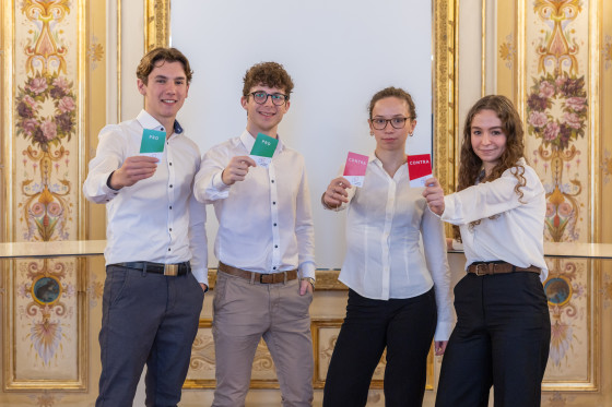 hr2-Hörfest im Musiksaal Diskutanten mit Kärtchen Pro und Contra