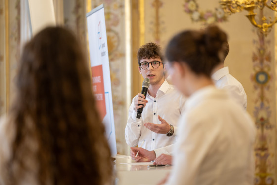 Jugendliche diskutieren