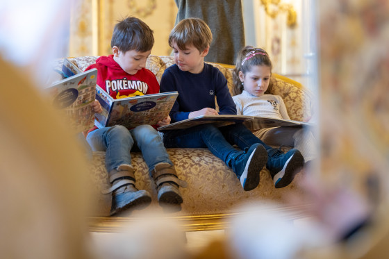 Kinder blättern im Wimmelbuch