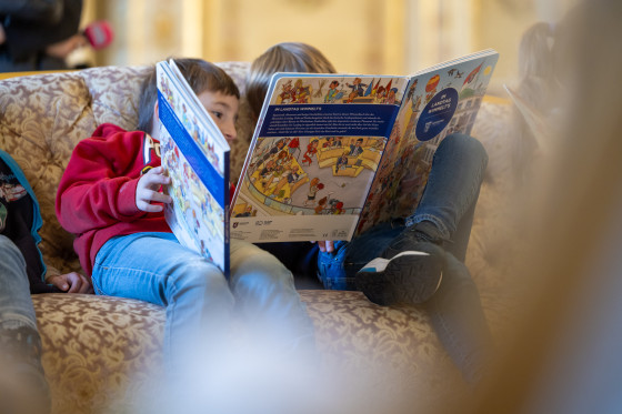 Kinder blättern im Wimmelbuch